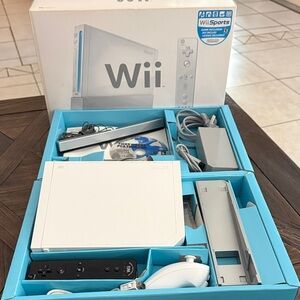 Nintendo Wii RVL-001 Complete Console Set w/Original Box Tiger Woods PGA Tour 08